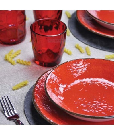 Des assiettes, des saladiers, des bols, des plats tout en couleurs . Céramique Italienne