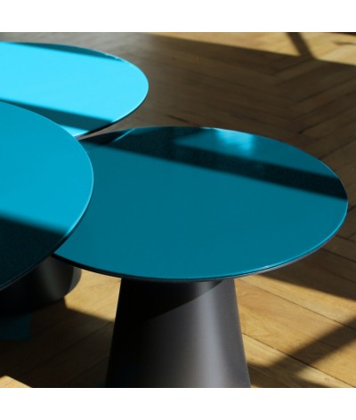 tables basses rondes en métal bleus et noir