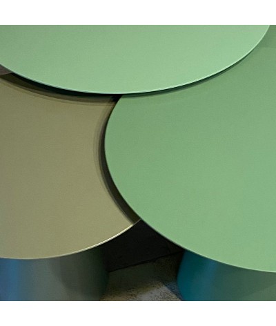 tables basses rondes en métal vue des plateaux verts