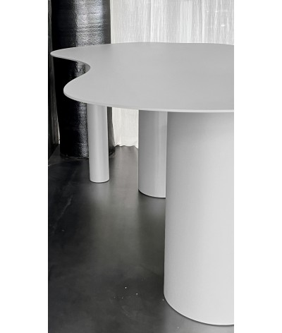 Tables aux courbes sensuelles finition thermolaquage blanc coton