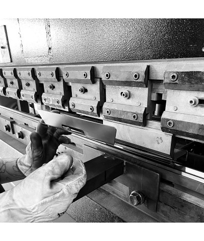 les plateaux en fabrication au cœur de notre atelier terre et métal
