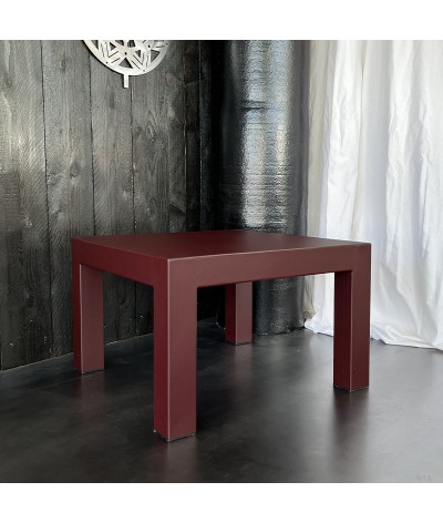 Table basse en métal couleur bordeaux