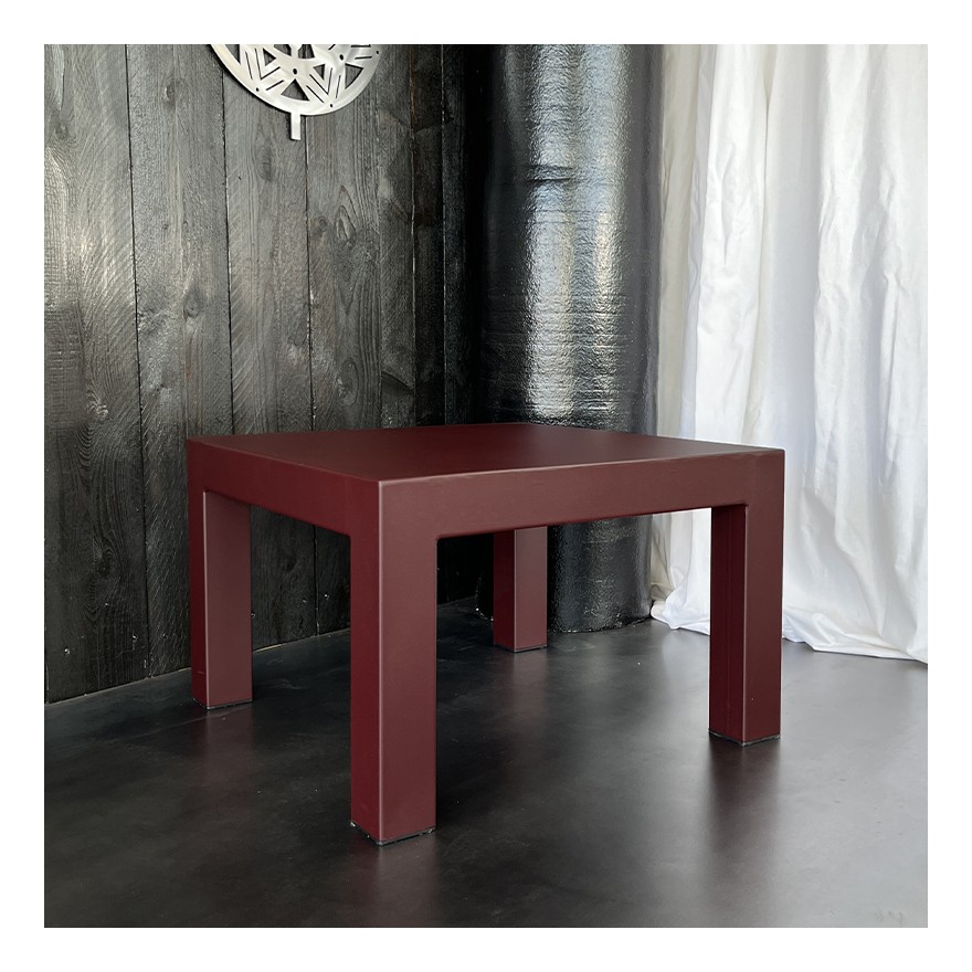 Table basse en métal couleur bordeaux