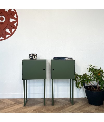 chevet ou meuble de rangement avec une porte couleur olive mat en métal
